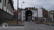Puerta Capuana en Piazza Enrico De Nicola